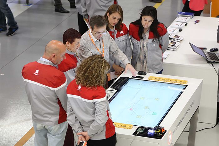 Técnicos de seat durante la demostración de la tabla metasonic por parte de STP Group